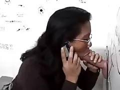 Gloryhole í klósett fyrir asísk stelpa
