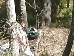Graður rauðhærða svissneskum konan outdoor afklæðist og ríða